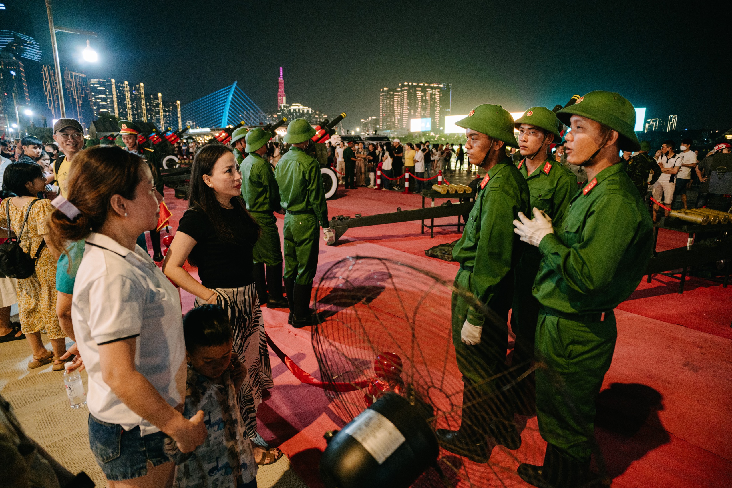 Người dân và du khách TP.HCM phấn khích ngắm dàn pháo 105mm trên bến Bạch Đằng - Ảnh 10.