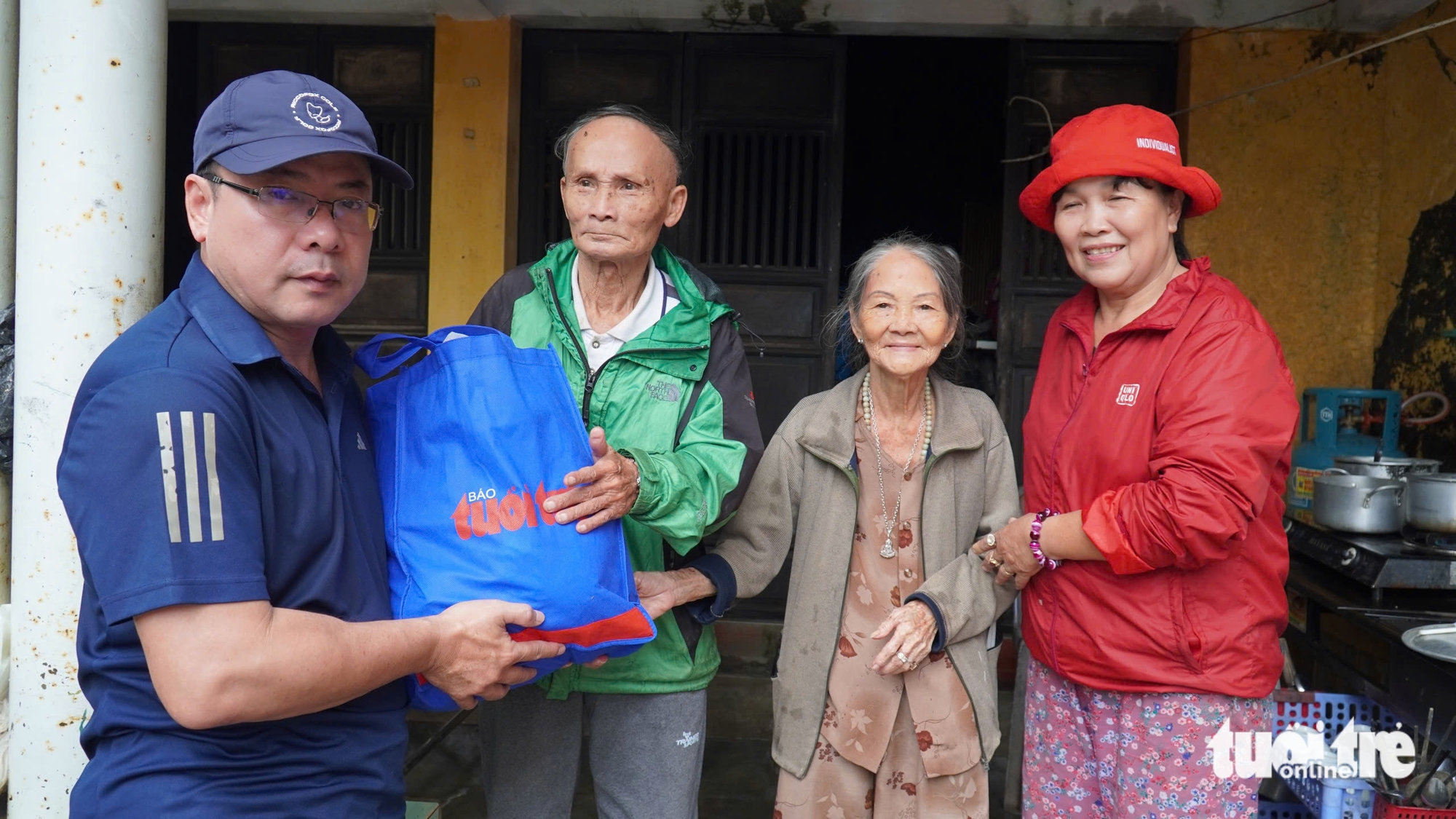 Người dân vùng lũ Huế: 'Nhận nhu yếu phẩm của báo Tuổi Trẻ, thấy ấm lòng vô cùng' - Ảnh 1.