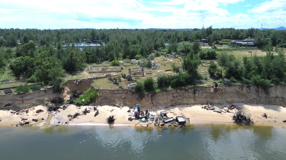 Người dân xã đảo bị cuốn trôi vườn tược, hồ tôm. Ảnh: TN