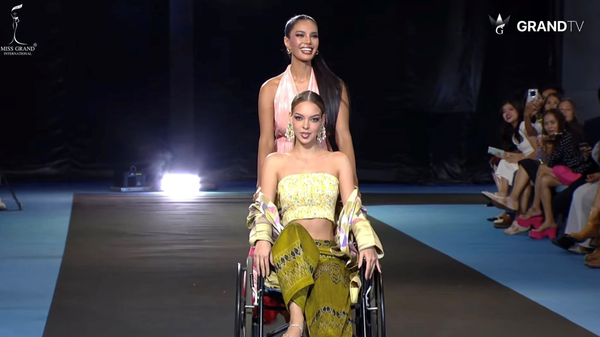 Người đẹp Peru ngồi xe lăn diễn thời trang ở Miss Grand