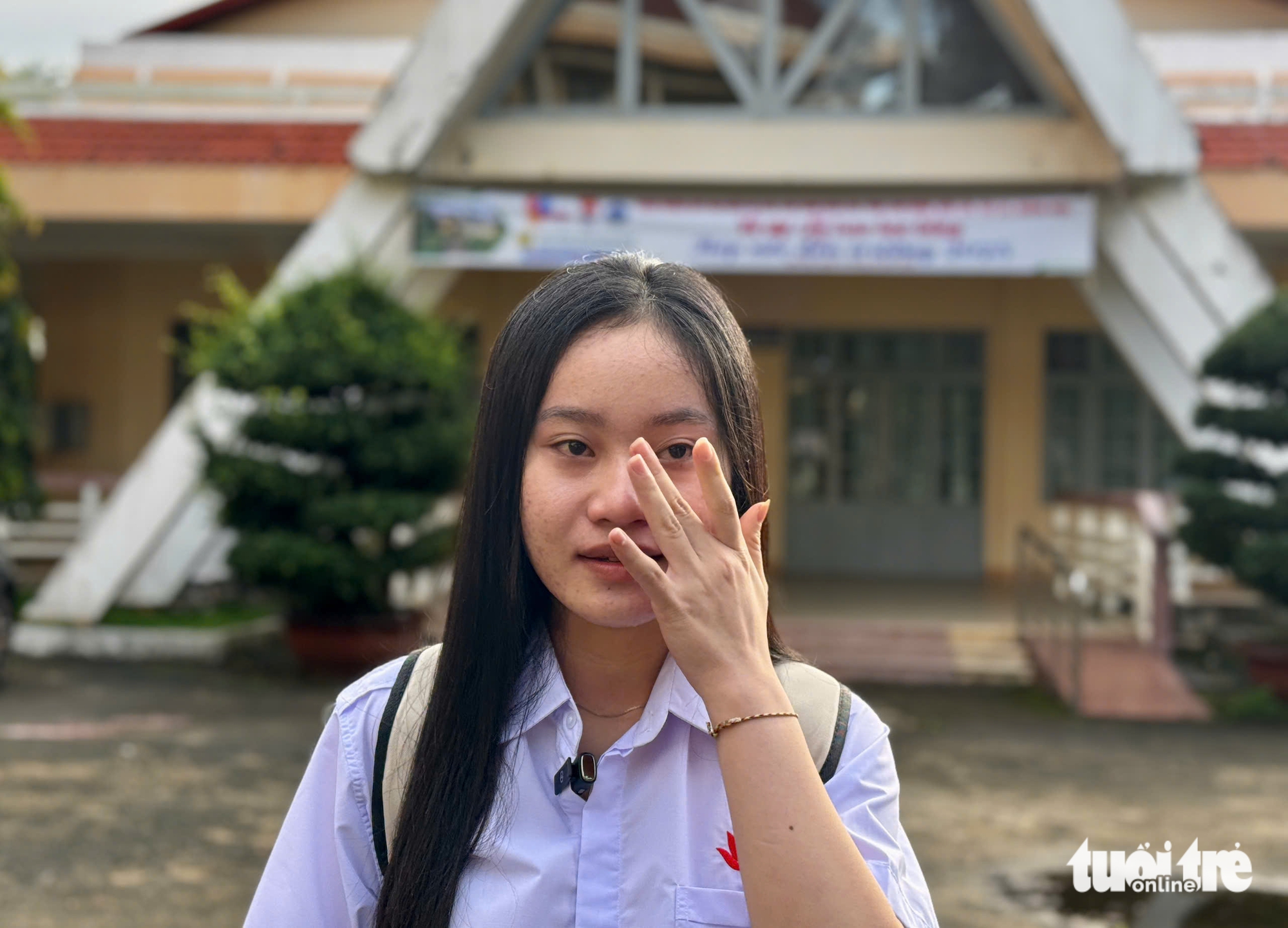 Chuyến đi xa hàng trăm cây số lần đầu của Tú 'tí hon', nhận học bổng 'đền cho mẹ con bò' - Ảnh 4. Tiếp sức đến trường - Ảnh 3.