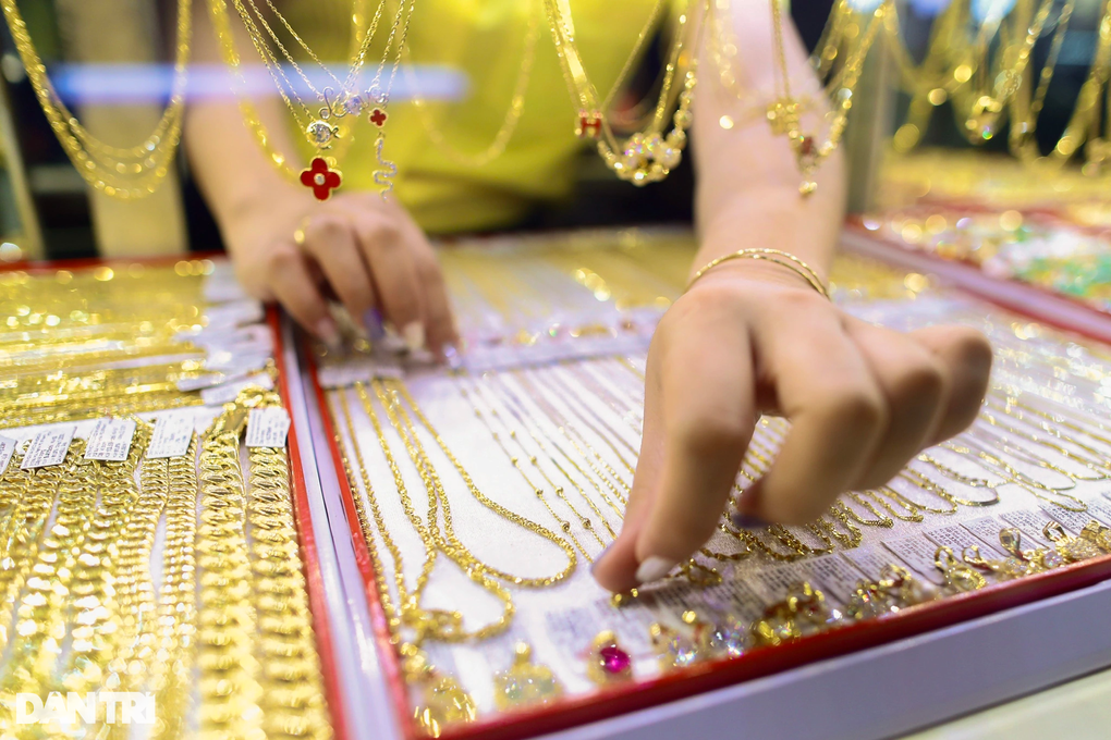 Người mua vàng lỗ 7,4 triệu đồng/lượng sau một tuần - 1