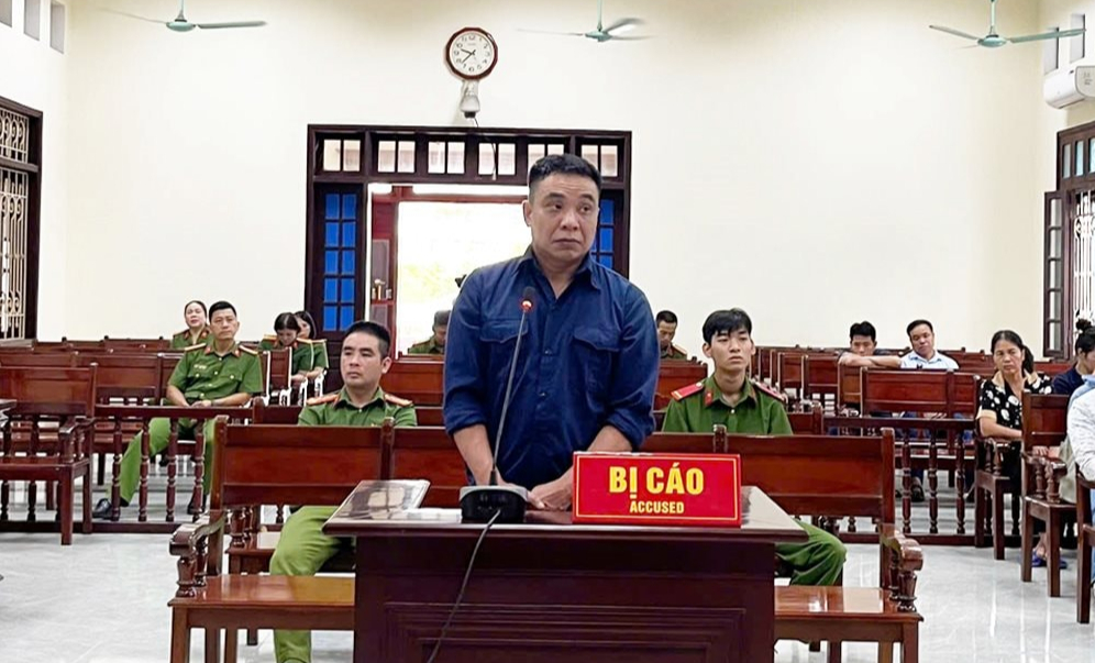 Nguyên hiệu trưởng Lừa đảo chiếm đoạt tài sản gần 90 tỉ đồng để đánh bạc - Ảnh 1. Nguyên hiệu trưởng Lừa đảo chiếm đoạt tài sản gần 90 tỉ đồng để đánh bạc - Ảnh 1.