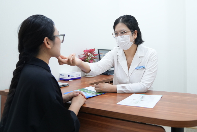 Bác sĩ khoa Da liễu - Thẩm mỹ da đang tư vấn cho một khách hàng. Ảnh: Bệnh viện Đa khoa Tâm Anh Hà Nội