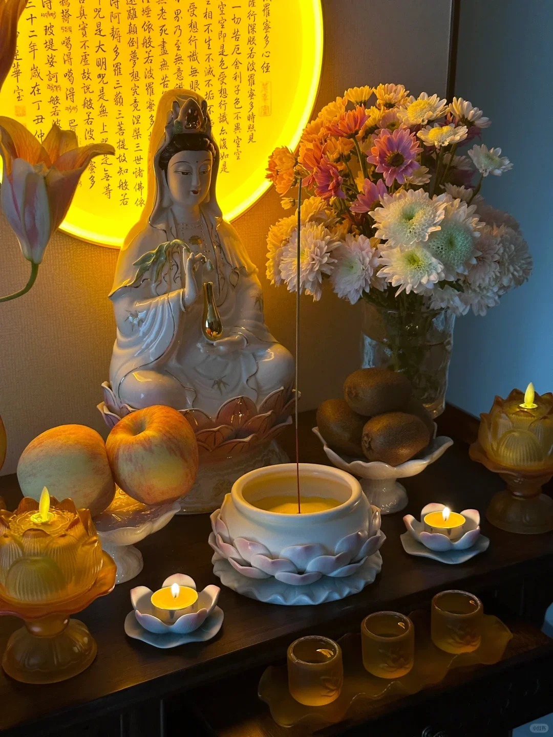 Nhà có bàn thờ Phật: Chỉ cần nhớ 4 điều này khi thắp hương, cuộc sống bỗng nhiên thuận lợi đến bất ngờ- Ảnh 1.