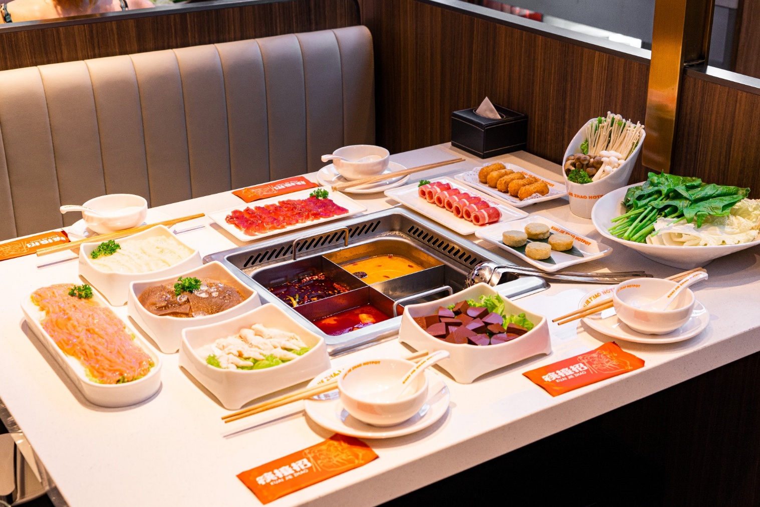 Nhà hàng lẩu Kuai Jie Zhao - điểm hẹn ẩm thực Trùng Khánh ngay giữa lòng Sài Gòn- Ảnh 1.