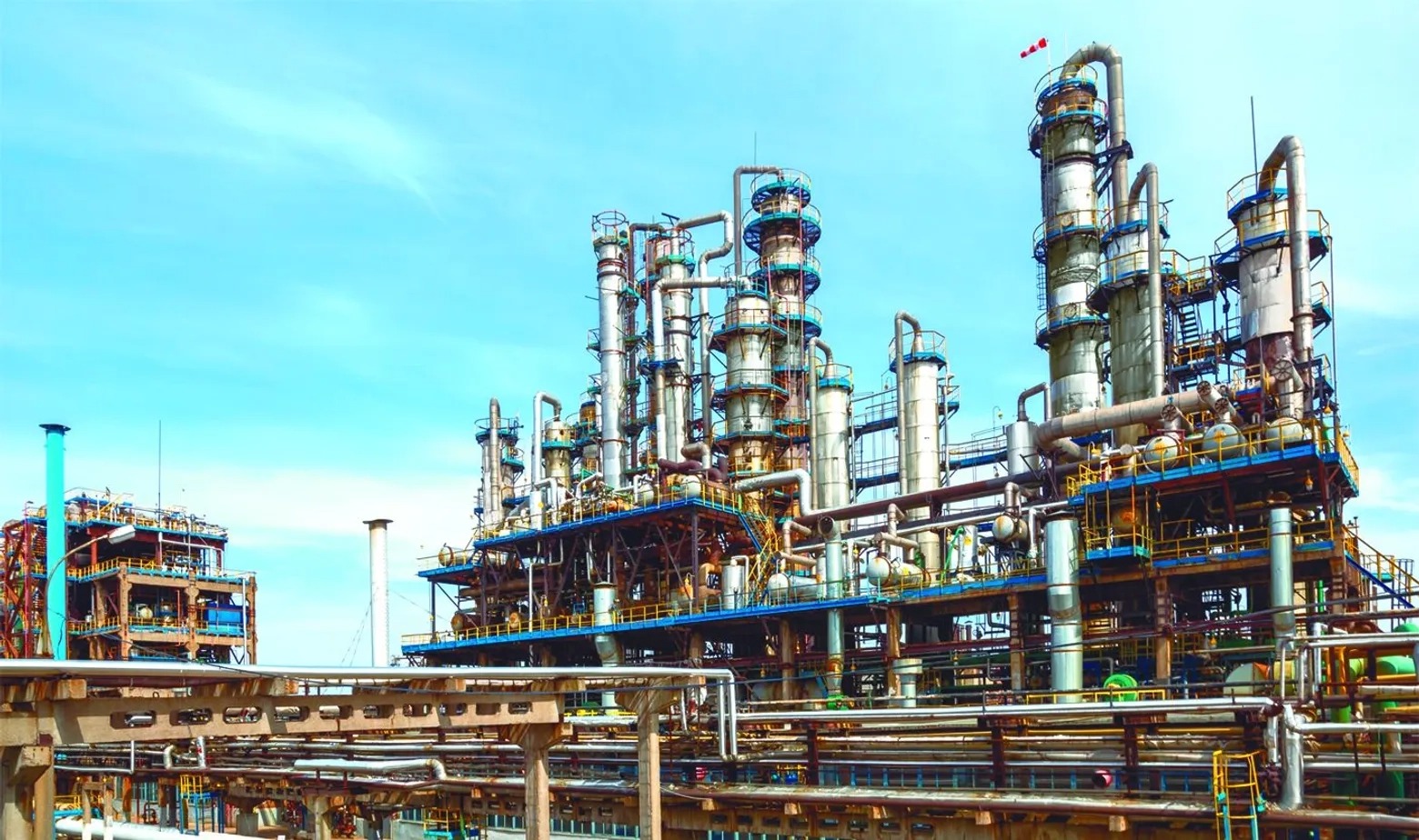 Nhà máy lọc dầu Nga cách Ukraine hơn 1.000 km bị tấn công 1 Nhà máy lọc dầu Nga cách Ukraine hơn 1.000 km bị tấn công - Ảnh 1.