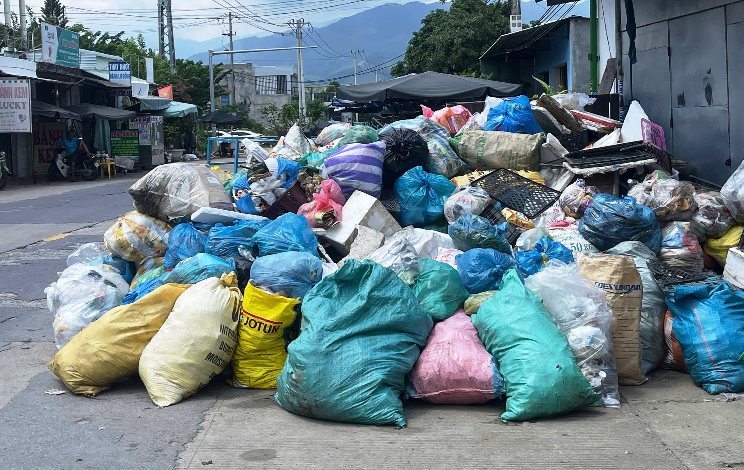 Đà Nẵng: Nhàmáy ngừng tiếp nhận, nhiều nơi 'ngập' trong ô nhiễm vì rác thải ùn ứ - Ảnh 1. Đà Nẵng: Nhàmáy ngừng tiếp nhận, nhiều nơi 'ngập' trong ô nhiễm vì rác thải ùn ứ - Ảnh 1.