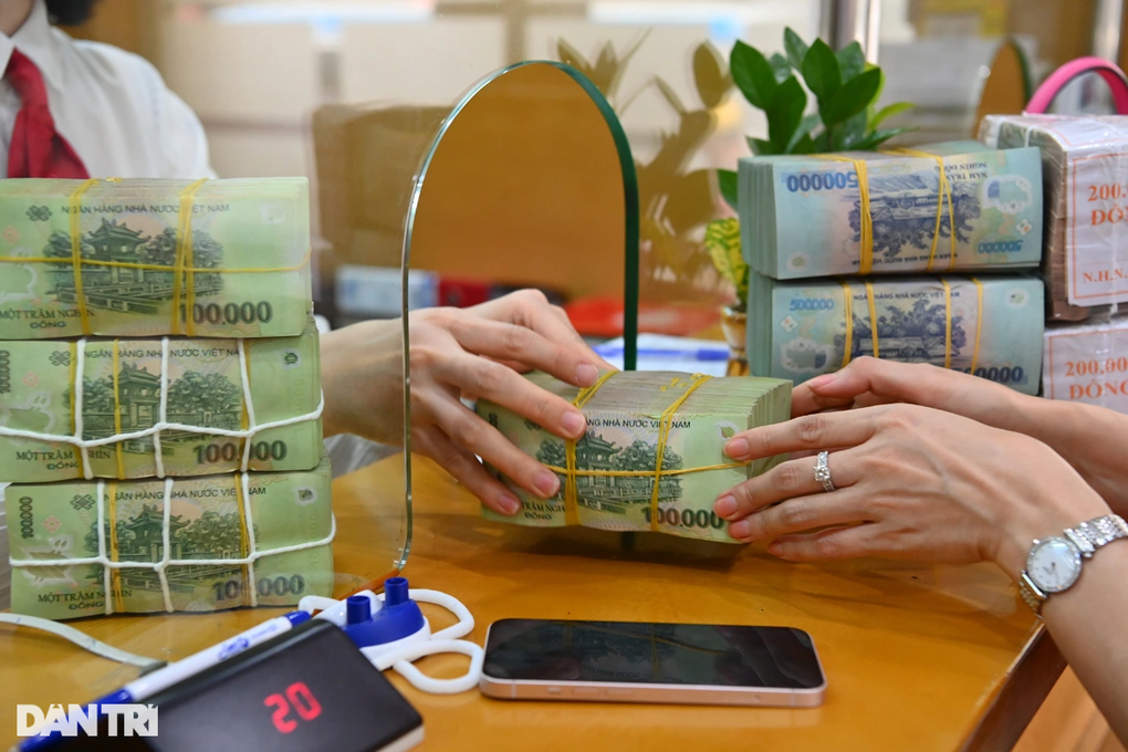 Nhân sự ngân hàng giảm kỷ lục, hơn 3.000 người rời hệ thống trong 6 tháng - 1