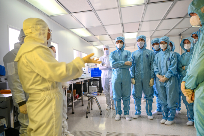 Các nghiên cứu sinh tại Trung tâm Nano và Năng lượng, trường Đại học Khoa học Tự nhiên, Đại học Quốc gia Hà Nội, nơi đào tạo và nghiên cứu về bán dẫn. Ảnh: Giang Huy