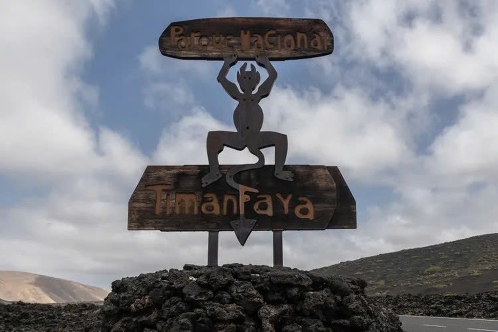 Nhặt đá núi lửa mang về làm kỷ niệm, du khách Đức gặp xui xẻo liên hoàn - 1