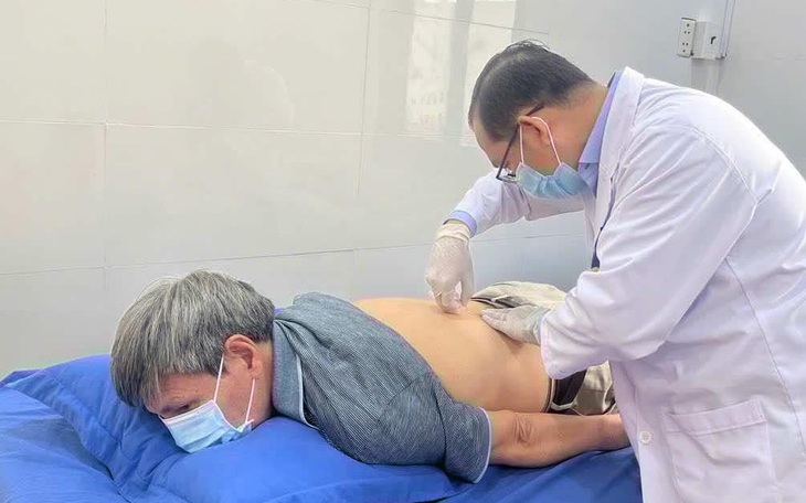 Nhiễm trùng huyết vì 'cấy chỉ’ chữa thoát vị đĩa đệm không đảm bảo an toàn - Ảnh 2.