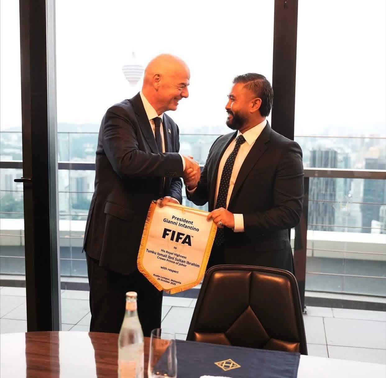 Nhiếp chính vương Malaysia đăng ảnh chụp cùng Chủ tịch FIFA, hé lộ FAM nhập tịch thêm… 27 cầu thủ- Ảnh 1. Nhiếp chính vương Malaysia đăng ảnh chụp cùng Chủ tịch FIFA, hé lộ FAM nhập tịch thêm… 27 cầu thủ- Ảnh 1.