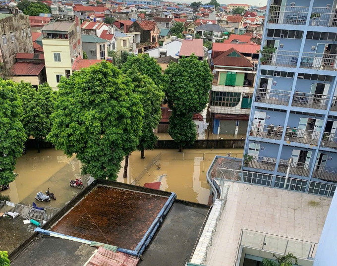 Bệnh viện bị cô lập do ngập nặng tầng 1 và các đường xung quanh. Ảnh: Bệnh nhân cung cấp
