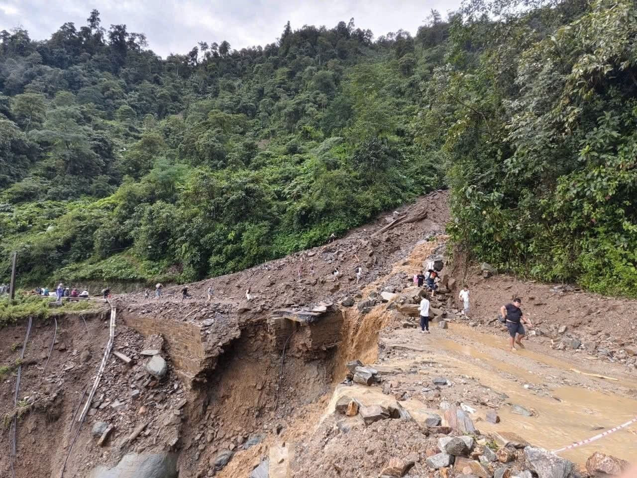 Nhiều điểm du lịch Lào Cai ảnh hưởng nặng nề do sạt lở- Ảnh 1.