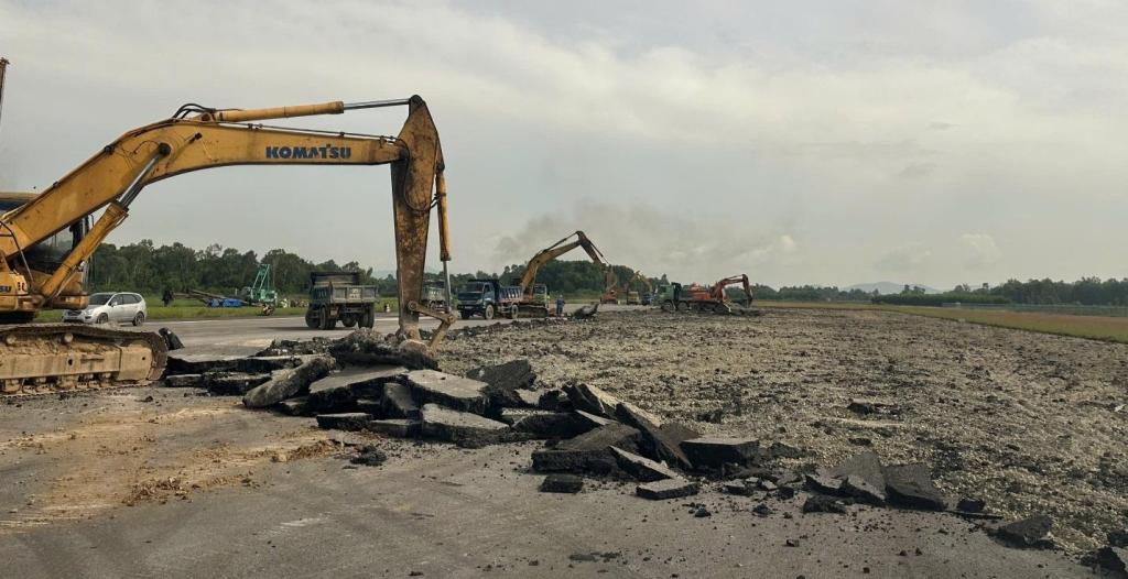 Nhiều đường băng xuống cấp, sửa chữa tạm thời, tiềm ẩn nguy cơ mất an toàn bay 1 Nhiều đường băng xuống cấp, sửa chữa tạm thời, tiềm ẩn nguy cơ mất an toàn bay - Ảnh 1.