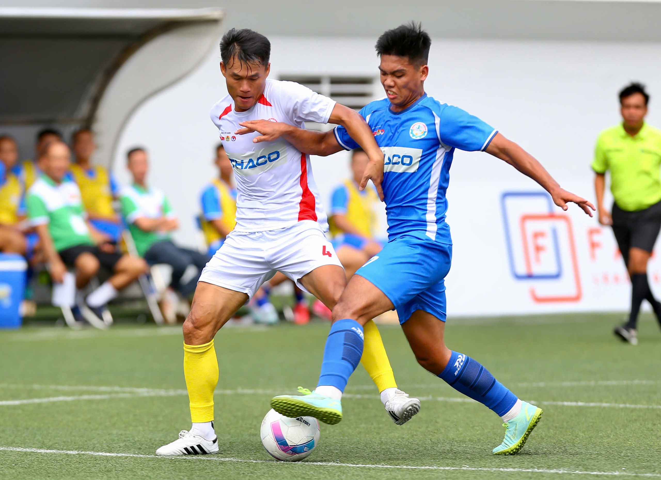 Nhiều kết quả bất ngờ ngày khai mạc vòng chung kết Giải bóng đá công nhân, viên chức 1 bóng đá công nhân - Ảnh 1.