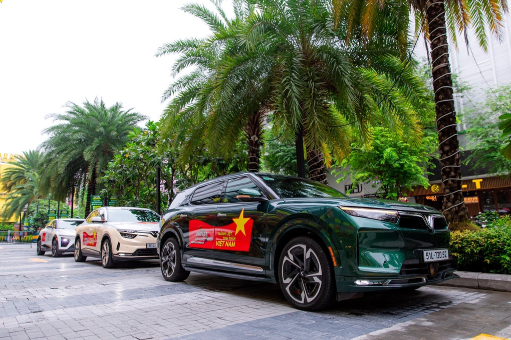 Nhiều khách hàng TPHCM hào hứng trải nghiệm xe điện VinFast VF 7, VF 8, VF 9 - 1
