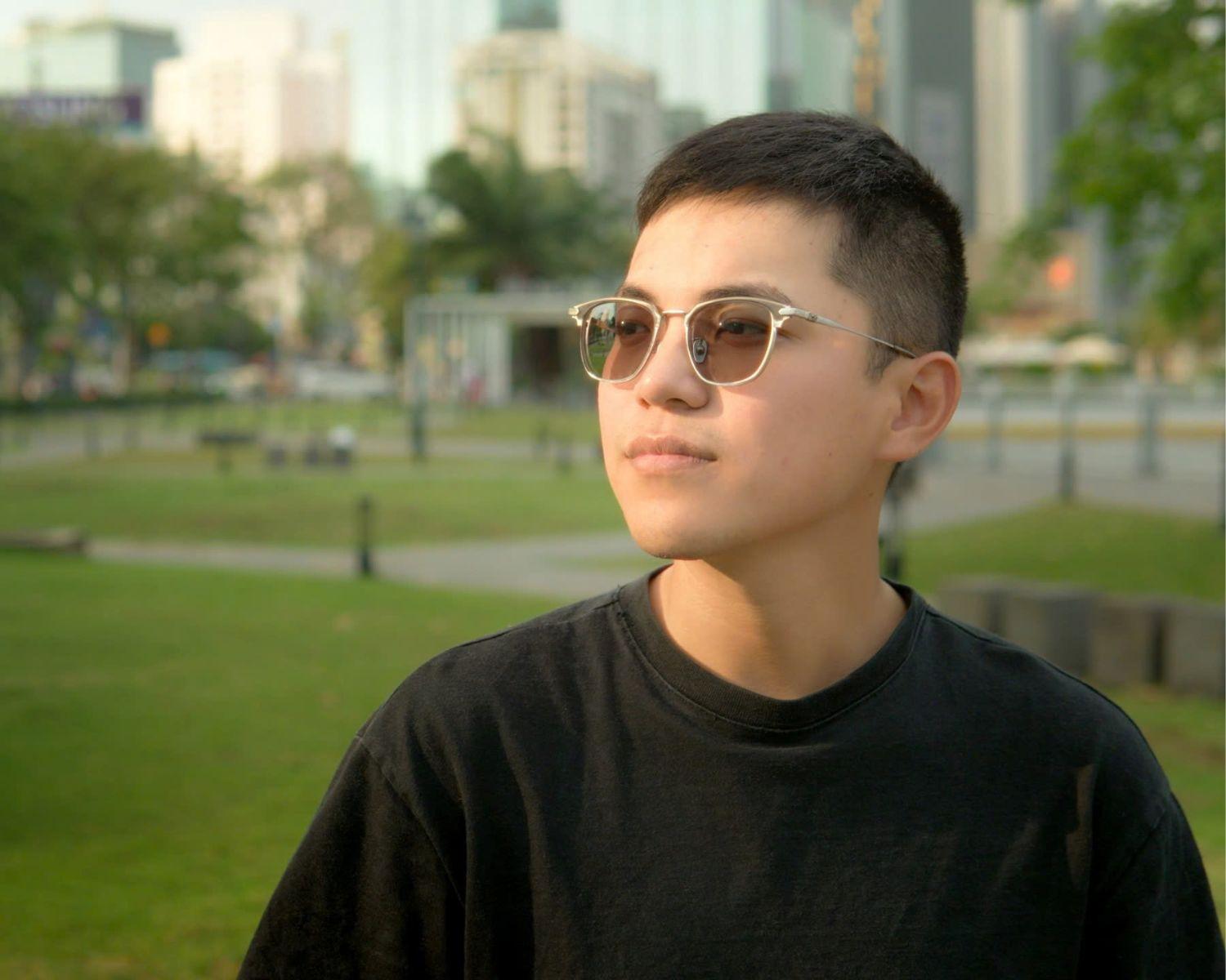 Trên tay tròng kính cận đổi màu: Nhiều tính năng, dùng trong ô tô- Ảnh 1. Trên tay tròng kính cận đổi màu: Nhiều tính năng, dùng trong ô tô- Ảnh 1.