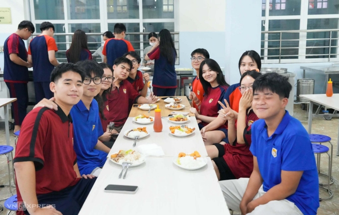 Học sinh trường Nguyễn Bỉnh Khiêm - Cầu Giấy ăn tối tại trường. Ảnh: Nhà trường cung cấp