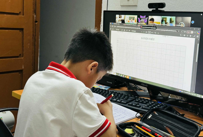 Một học sinh ở Hà Nội học online, sáng 7/10. Ảnh: Nhật Minh