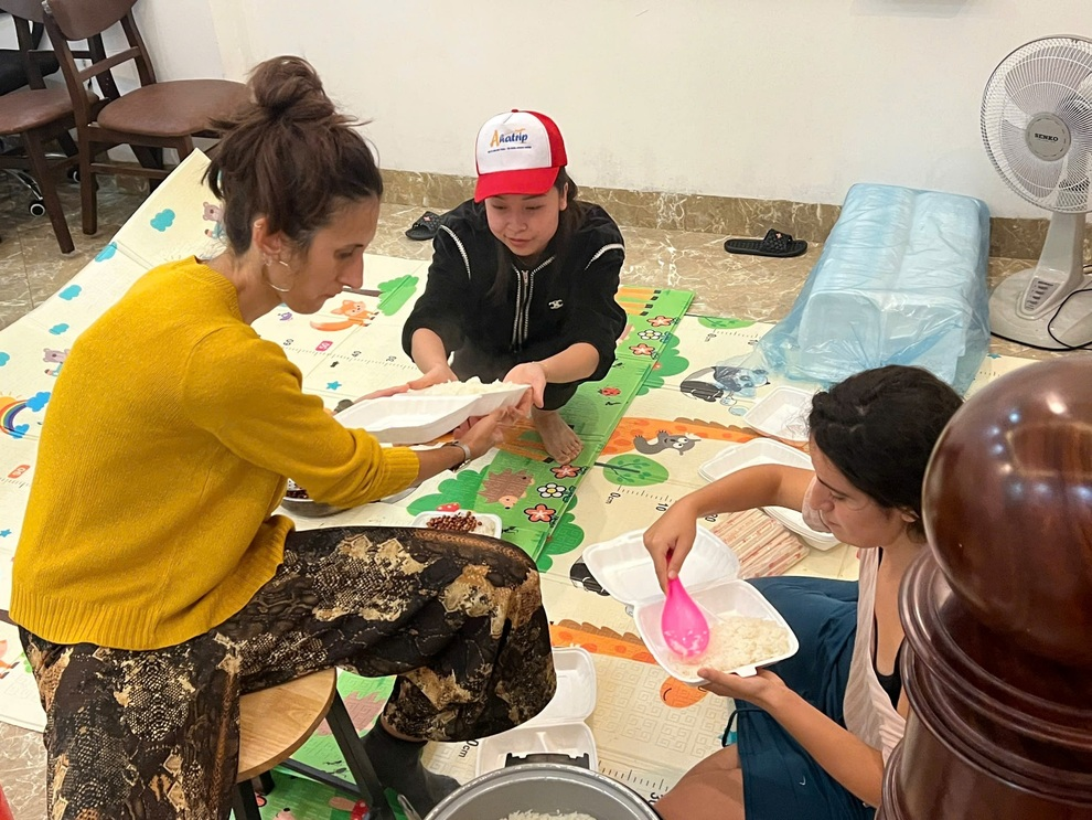 Nhóm khách Tây giúp cả xóm ở Hà Giang dọn nhà, quét bùn đất tới 4h sáng - 3