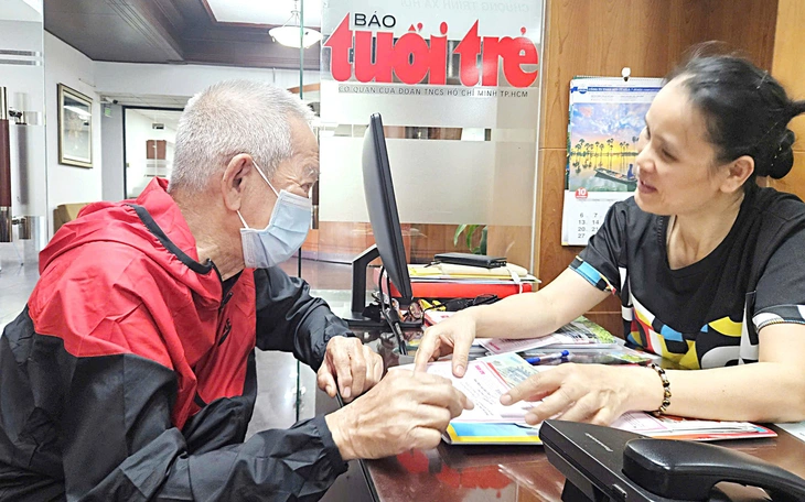 Ba thế hệ cùng quyên góp tiền, gửi về đồng bào miền Trung - Ảnh 6.