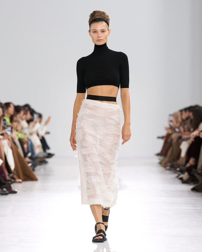 Những outfit bắt mắt của áo lửng và váy dài - Ảnh 1.