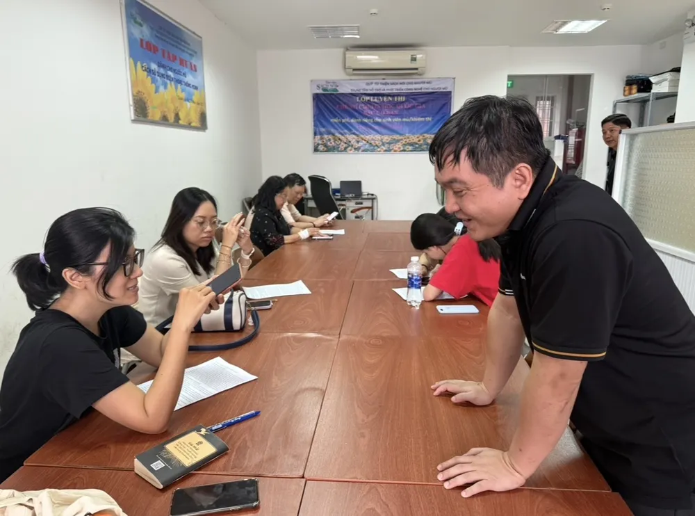 Thầy và trò cùng trao đổi tại lớp học. Ảnh: HN người khiếm thị (1).jpg