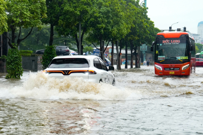 Ôtô 5 chỗ đi lùi tránh bị đoạn ngập sâu tại Hà Nội, ngày 7/10. Ảnh:Đinh Tùng
