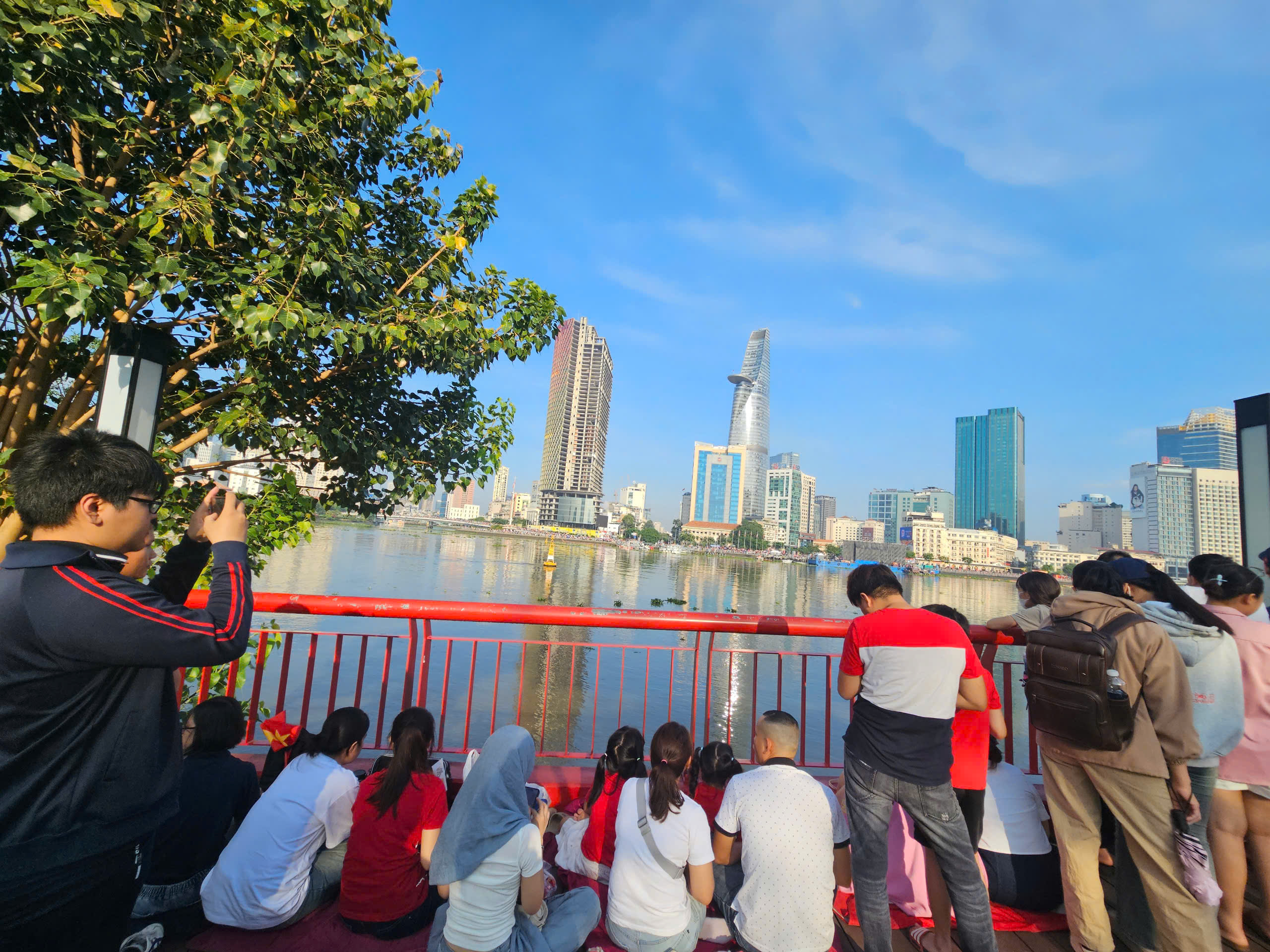 Những địa điểm xem diễu binh, pháo hoa và trình diễn máy bay “không có chỗ chê” dịp 30-4- Ảnh 3.