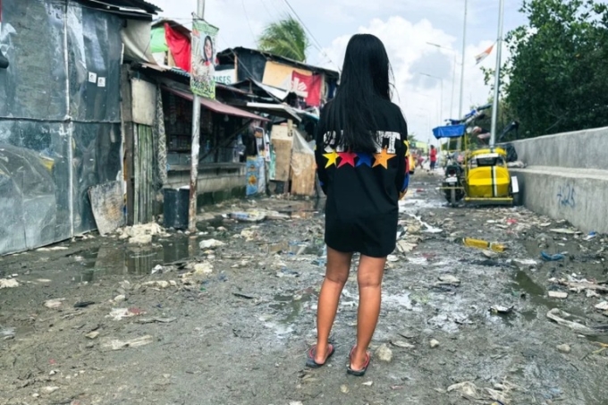 Clara, 14, đứng trong khu dân cư Baseco, nơi nhiều bé gái cho biết đã phải làm mẹ khi tuổi đời còn rất trẻ. Ảnh: CNN