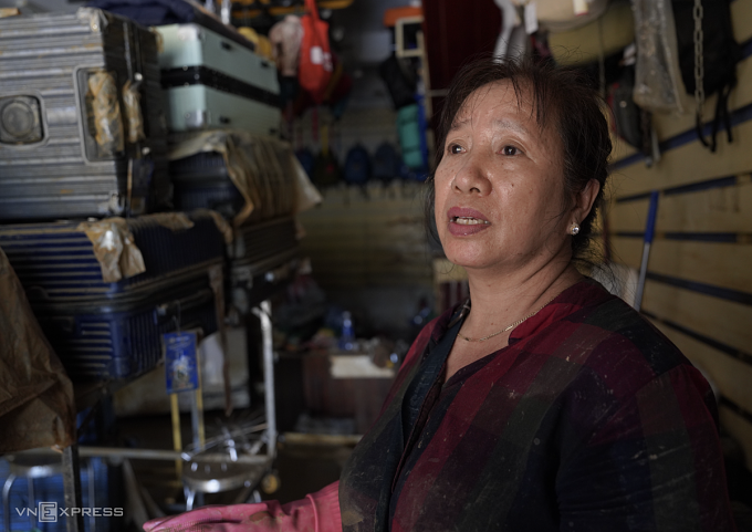 Bà Nguyễn Thị Kiều Loan mắt đỏ hoe, kể về số tài sản của gia đình vừa bị lũ làm hư hại. Ảnh: Nguyễn Đông