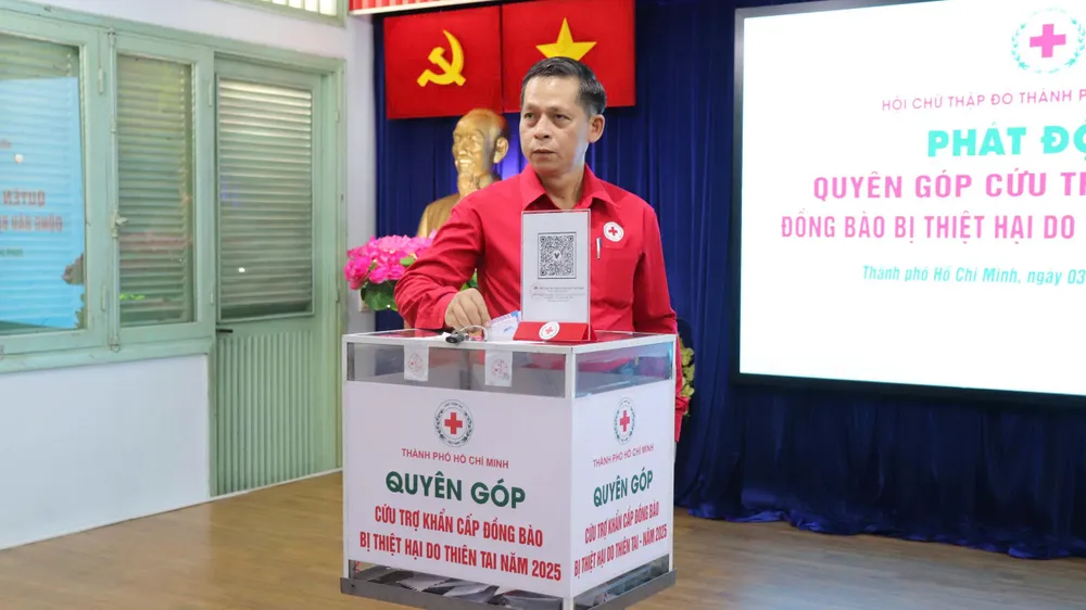 Ông Trần Văn Tuấn, Phó Chủ tịch Hội Chữ thập đỏ TP.HCM (phụ trách chung) quyên góp tại buổi phát động. Ảnh: HN bà con vùng bão (2).jpg