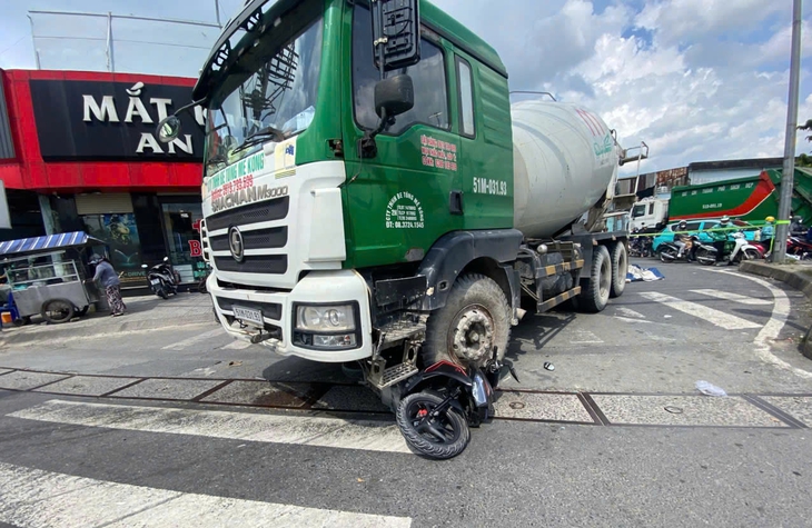 Những nguyên nhân khiến người đi xe máy dễ rơi vào ‘điểm mù’ của xe lớn - Ảnh 1.