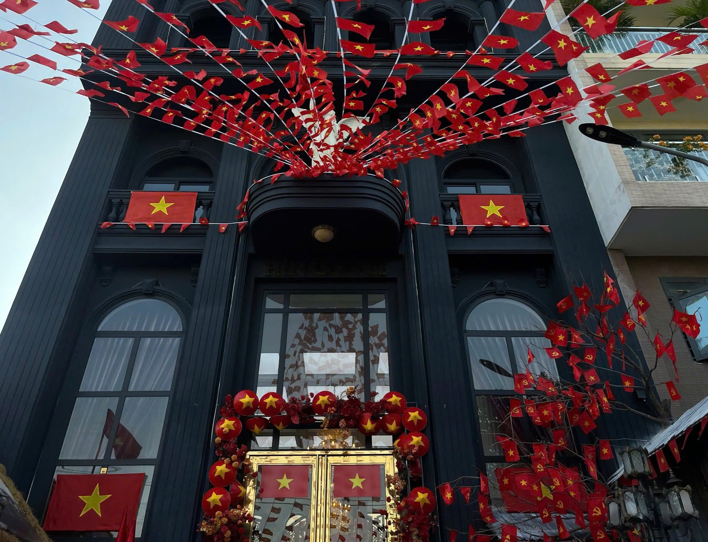 TP HCM: Những quán cà phê rực rỡ sắc đỏ mừng 50 năm thống nhất - Ảnh 1.