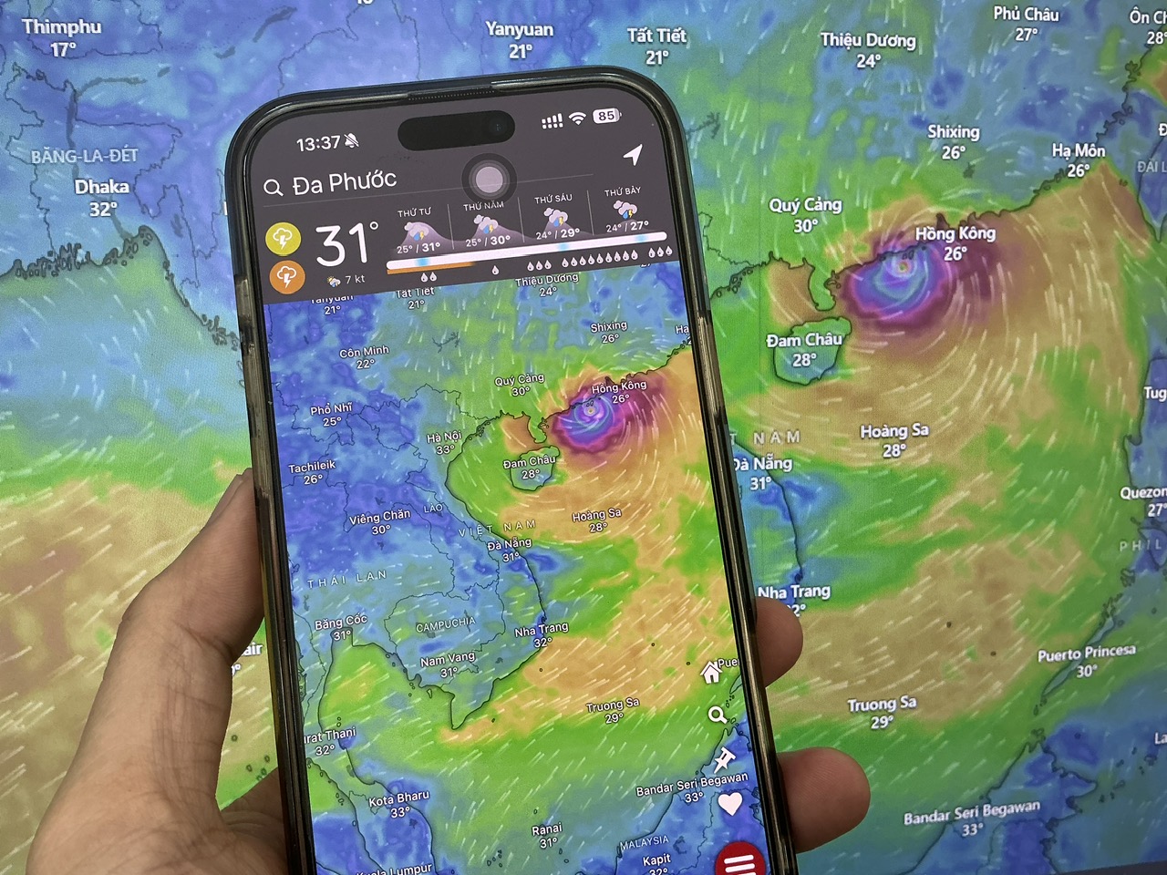 Những rủi ro tiềm ẩn thiết bị công nghệ phải gánh chịu trước bão lớn - Ảnh 1.