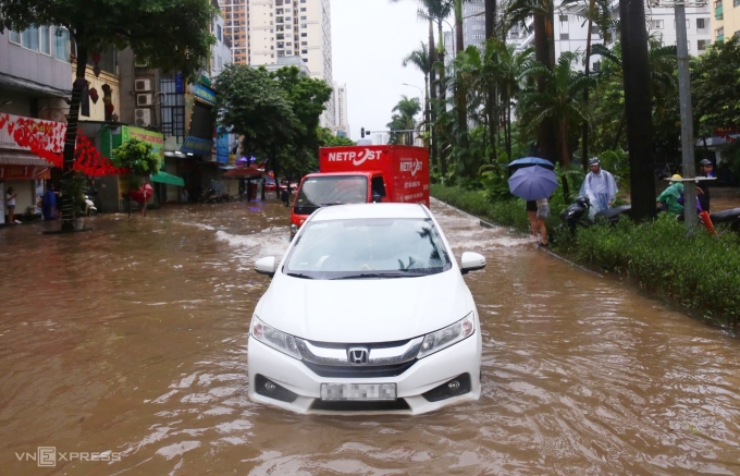 Một ôtô chết máy trên Phố Hàm Nghi, phường Từ Liêm, Hà Nội ngày 30/9. Ảnh: Phạm Dự