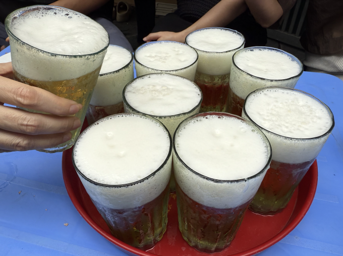 Runner không nên uống rượu hoặc bia vào tối trước buổi chạy dài. Ảnh: Nhật Tảo