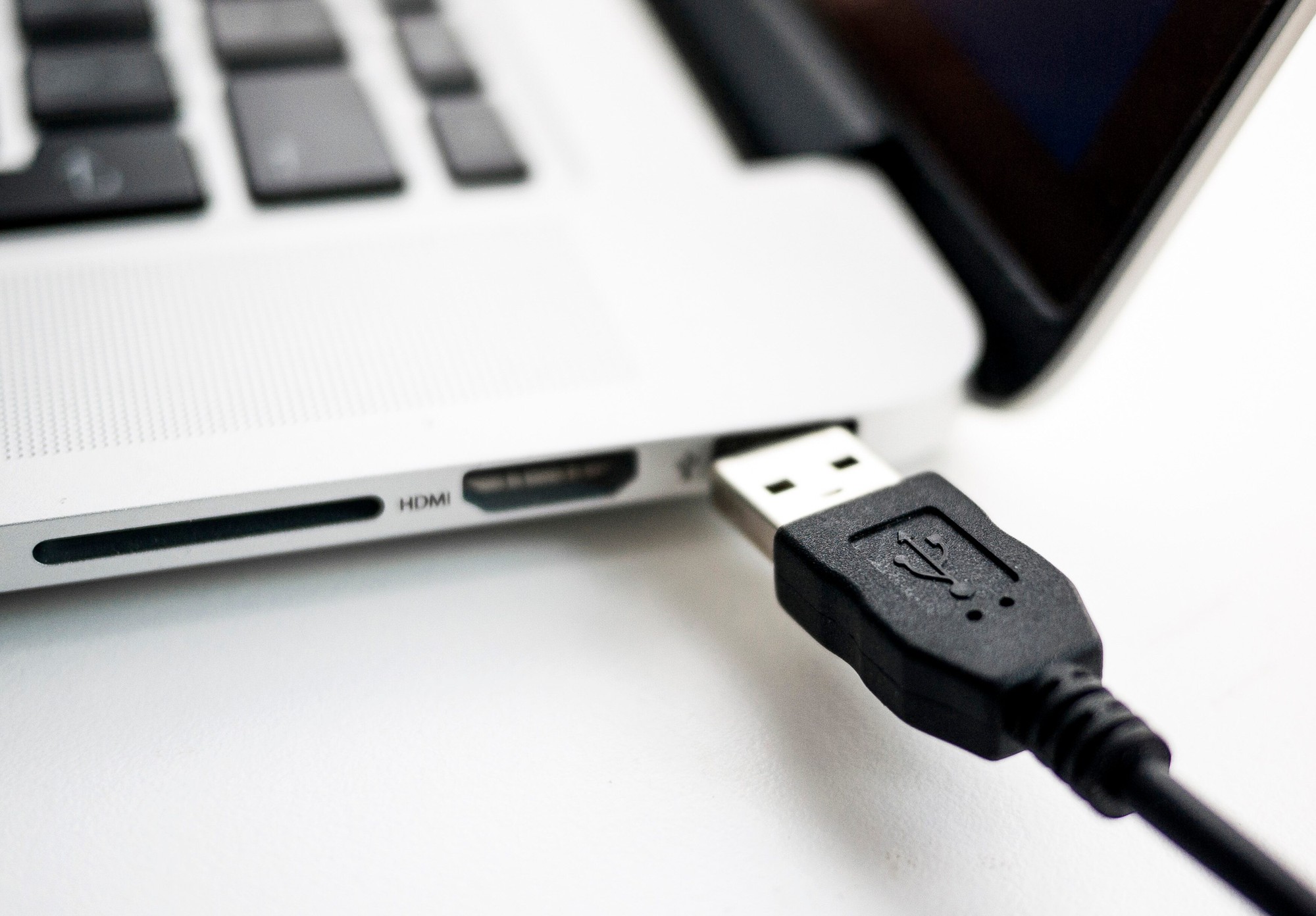 Những thứ tuyệt đối không cắm vào cổng USB trên laptop 1 Những thứ tuyệt đối không cắm vào cổng USB trên laptop - Ảnh 1.