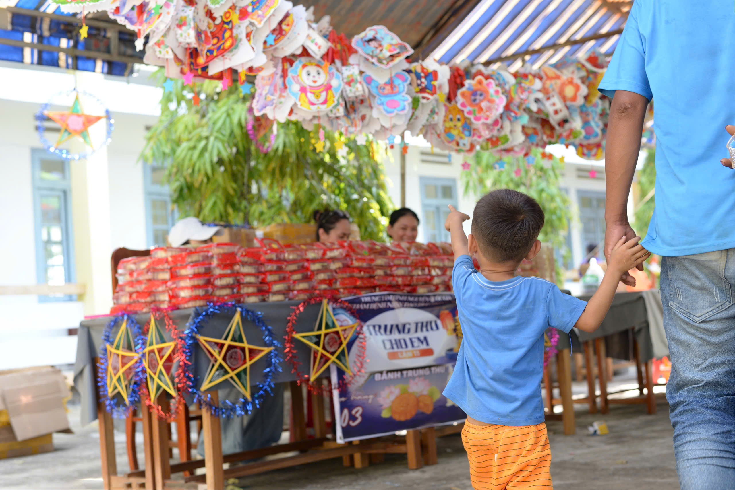 Những 'trái tim nhỏ' mang nghĩa tình từ TP.HCM lên Đắk Lắk, ấm áp Ea Lâm- Ảnh 1. Những 'trái tim nhỏ' mang nghĩa tình từ TP.HCM lên Đắk Lắk, ấm áp Ea Lâm- Ảnh 1.