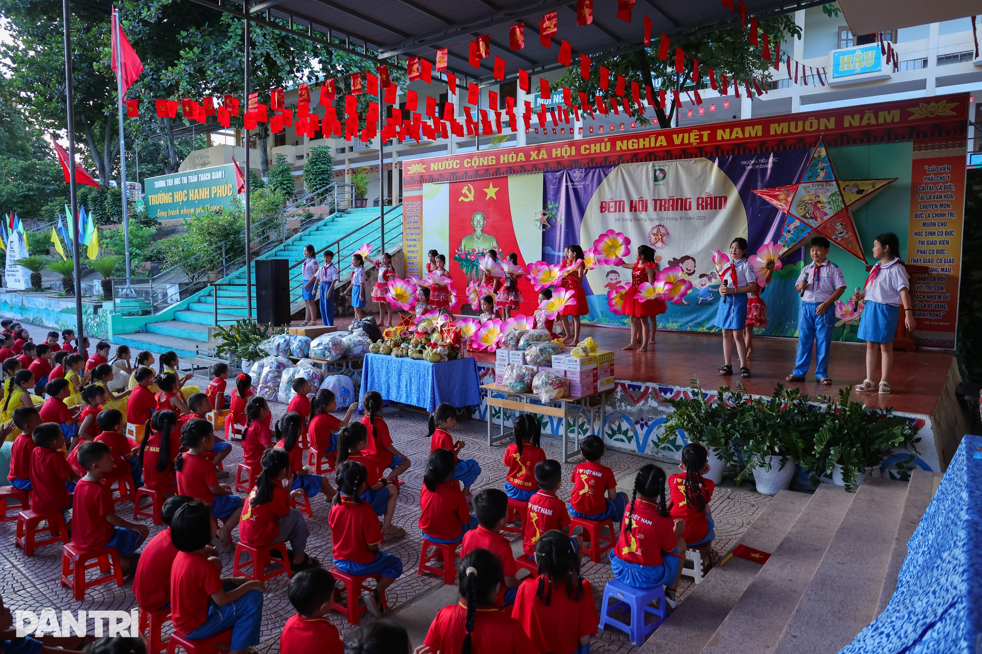 Niềm vui Tết Trung thu của 440 em nhỏ vùng rốn lũ Nghệ An - 1