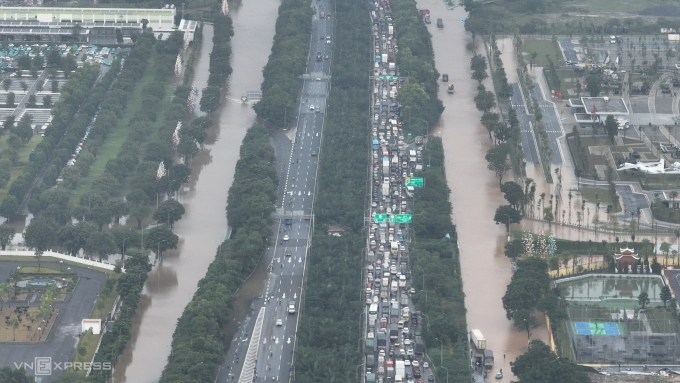 [Đường gom đại lộ Thăng Long bị ngập sáng 1/10. Ảnh: Ngọc Thành