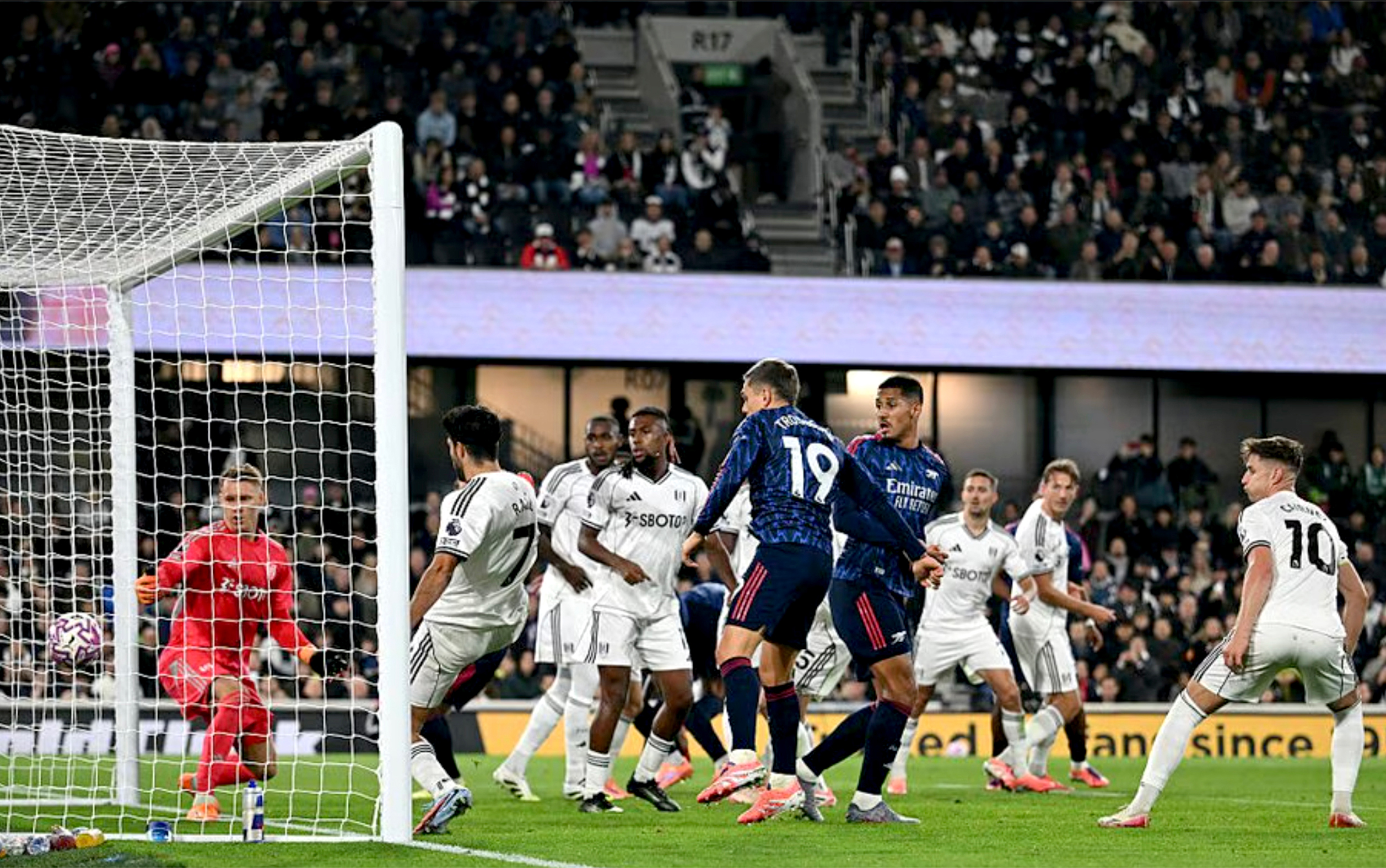 Nóng bỏng cuộc đua ngôi đầu Giải Ngoại hạng Anh - Ảnh 1.