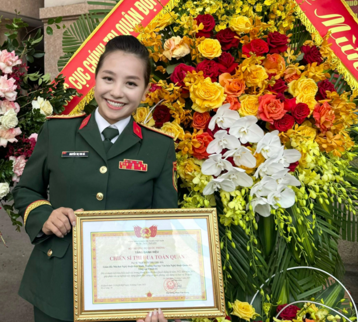 Nữ NSND mang hàm Đại tá, có bằng tiến sĩ, hiện là Giám đốc nhà hát- Ảnh 1.