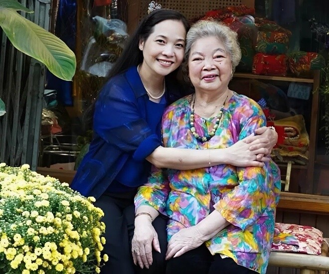 NSƯT Lê Vi chụp ảnh cùng mẹ ruột nhiều năm trước.