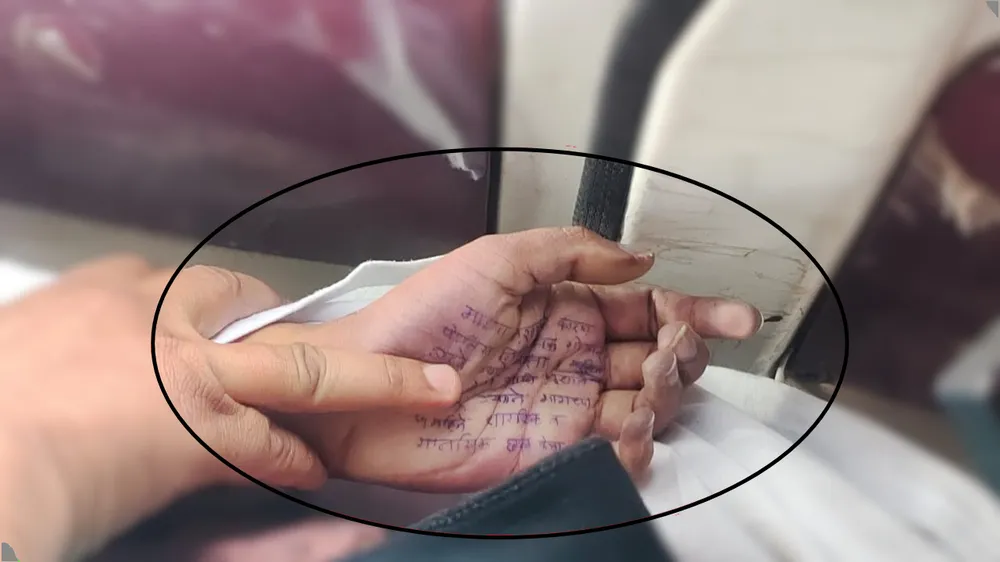 Thư tuyệt mệnh trên tay của nữ bác sĩ tự tử ở Phaltan (Ấn Độ) tối 23-10. Ảnh: dainik bhaskar Thư tuyệt mệnh trên tay nữ bác sĩ tự tử vì bị cảnh sát cưỡng hiếp 4 lần trong năm tháng.png