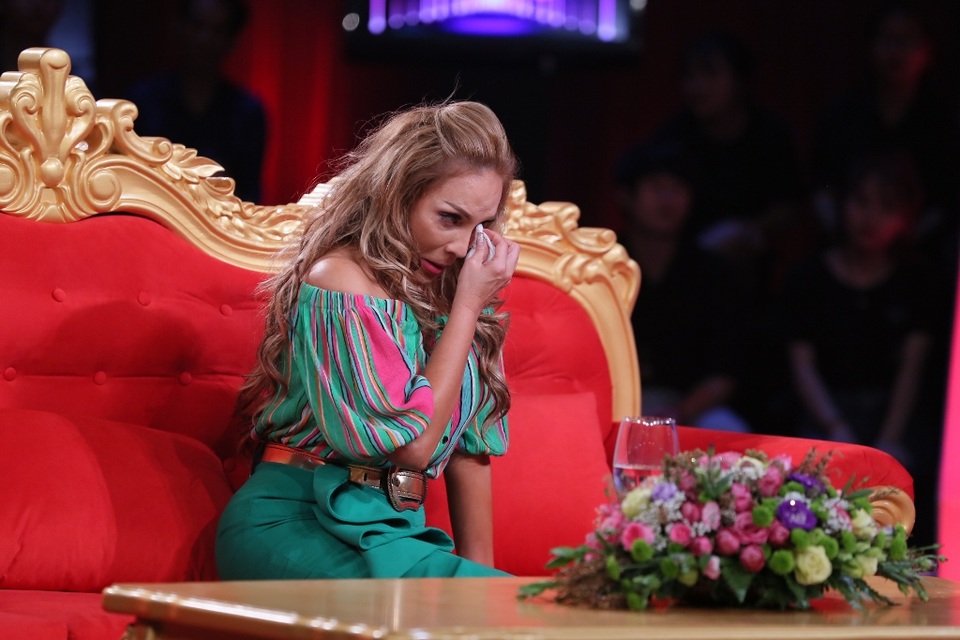 Nữ ca sĩ Việt sốc đến hoảng loạn khi phải gặp lại mẹ ruột trên sóng truyền hình - Ảnh 2.