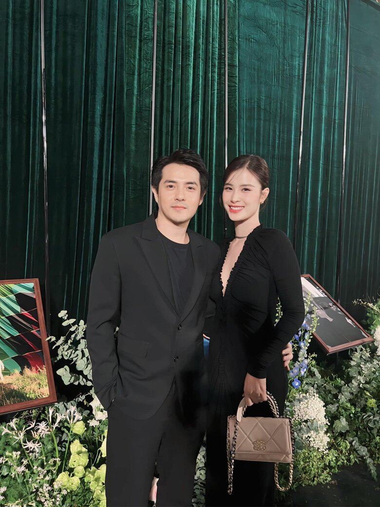 Nữ ca sĩ lấy chồng Chủ tịch, dùng 2 máy bay chở 500 khách dự đám cưới, sinh con liền sắm siêu biệt thự - Ảnh 2.