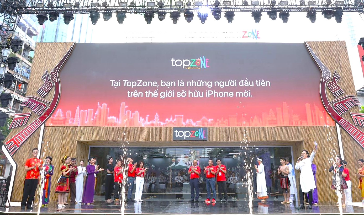 Sự kiện giao iPhone mới lớn bậc nhất Việt Nam: Nụ cười của những chủ nhân đầu tiên- Ảnh 1. Sự kiện giao iPhone mới lớn bậc nhất Việt Nam: Nụ cười của những chủ nhân đầu tiên- Ảnh 1.